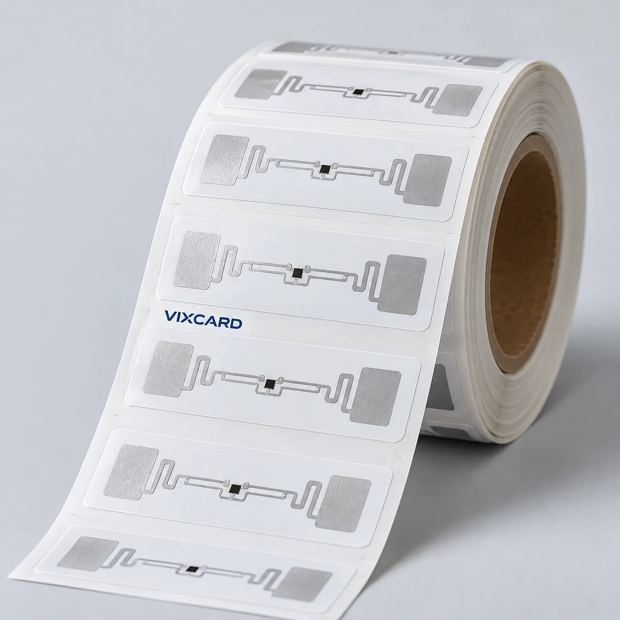 Rolo de etiquetas RFID adesivas com a marca Vixcard sobre o papel-suporte